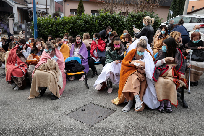 Egy zágrábi kórházból evakuált betegek és egészségügyi személyzet a földrengés után december 29-én – Fotó: Goran Stanzl / PIXSELL / Reuters