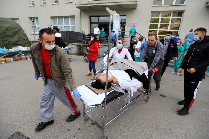 Betegeket evakuálnak Sziszek városában egy kórházból – Antonio Bronic / Reuters
