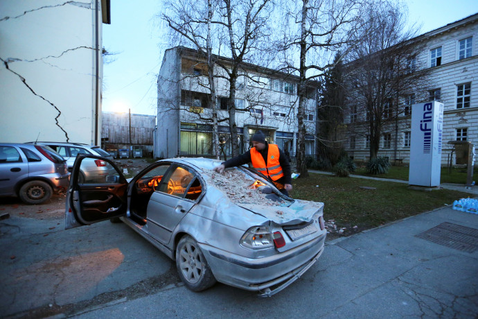 Megrongálódott autó – Fotó: Antonio Bronic / Reuters