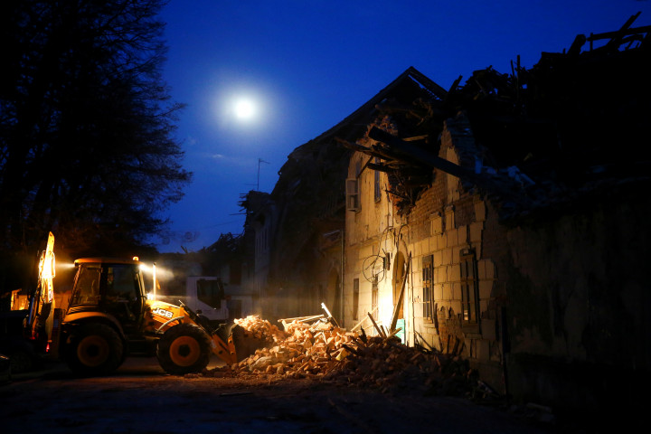 A romok eltakarítása még az esti órákban is tart – Antonio Bronic / Reuters