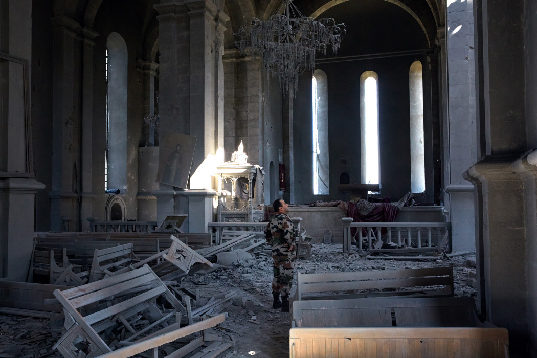 Egy katona vizsgál egy tüzérségi támadásban komolyan megrongálódott templomot Hegyi-Karabahban 2020. október 12-én – Fotó: Alex McBride/Getty Images