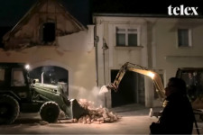 Videónk Petrinjából: takarítják a romokat, közben újra megremegett a föld