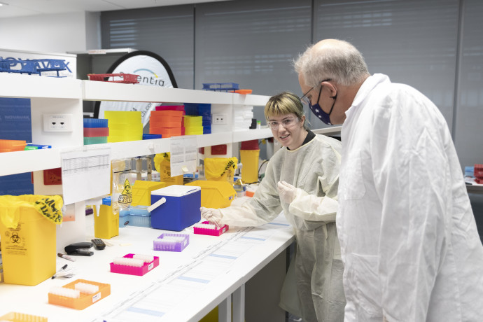 Scott Morrison ausztrál miniszterelnök a teszteket végző laborban az ausztráliai Randwickben 2020 novemberében – Fotó: Pool / Getty Images