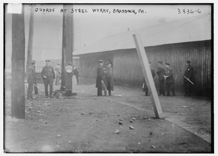 Őrök vigyáznak a gyárra a támadás után – Fotó: Library of Congress