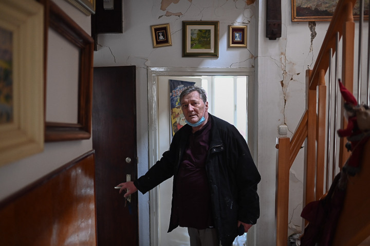 Boris Vrga a földrengés által megrongált otthonában – Fotó: Bődey János / Telex
