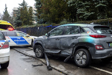 Több autó ütközött össze Budapesten, két rendőrkocsi is megrongálódott
