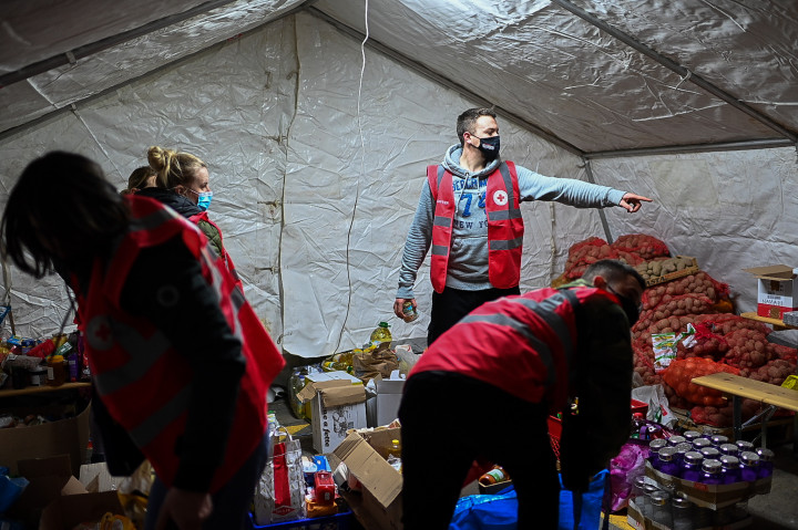 Tartós élelmiszereket pakolnak egy sátorban a horvátországi Petrinjaban 2020. december 29-én. – Fotó: Bődey János / Telex