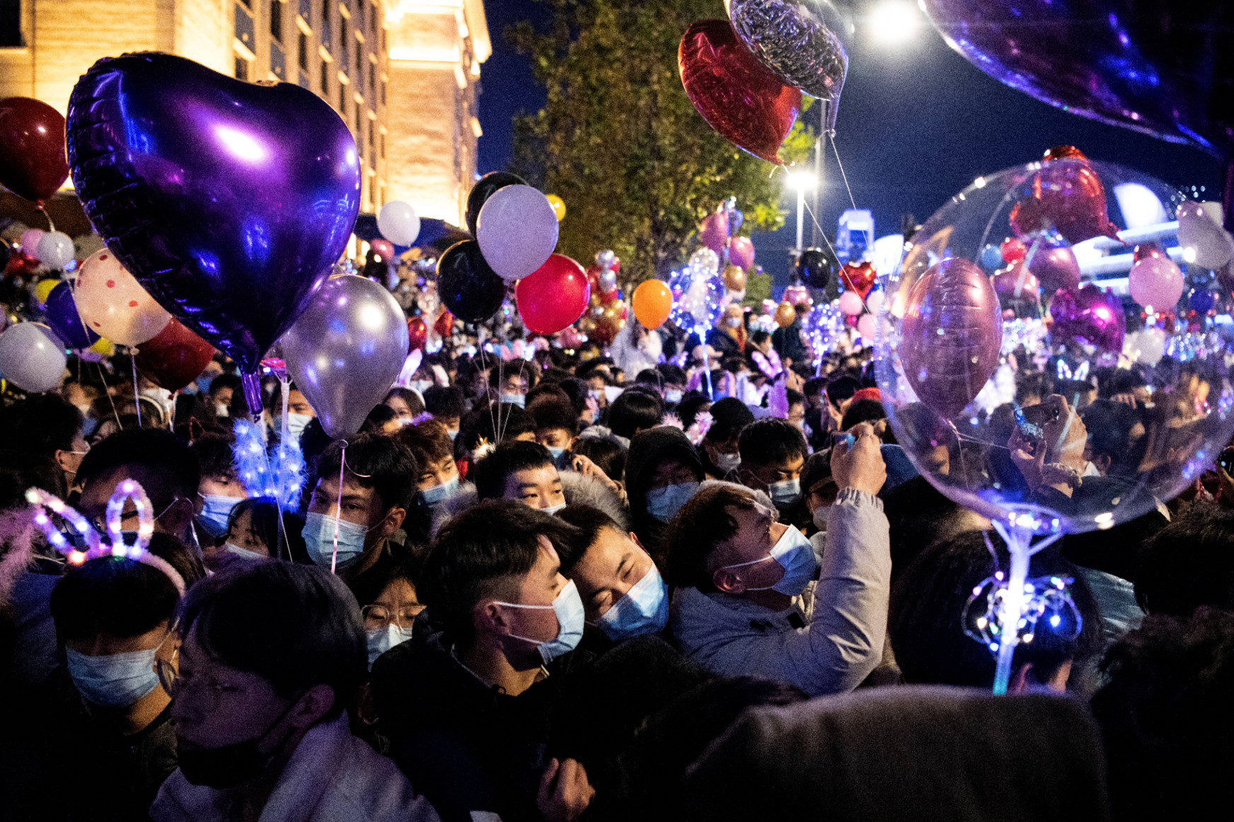 Tömött utcákon köszöntötték az új évet Vuhanban