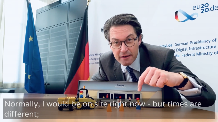 Andreas Scheuer német szövetségi közlekedésügyi miniszter asztalán legoból készült maketten mutatta be, hol állt volna a megnyitón – Fotó: dán közlekedési minisztérium / trm.dk