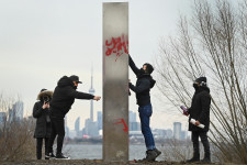 Kanadában is felbukkant a fémmonolit, jól össze is grafitizték