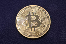 Több mint 33 ezer dolláros árfolyammal ünnepli 12. születésnapját a bitcoin