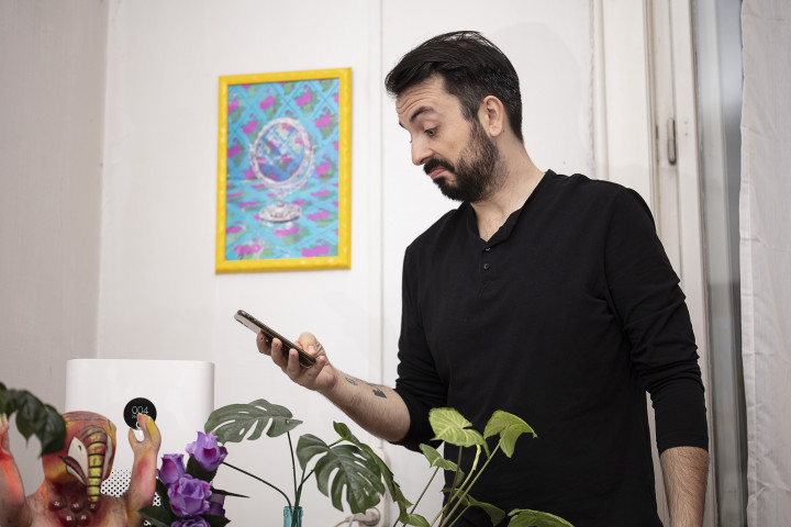 Éppen próbálom megítélni, hogy a levegőtisztító teszi-e a dolgát. A Xiaomi kínai slágertermékéről azért nem nagyon esik szó ebben a cikkben, mert lövésem sem volt, hogy jól működik-e, vagy sem, ugyanis a lakás minden pontjában kiválónak ítélte a levegőt – Fotó: Szombat Éva/Telex