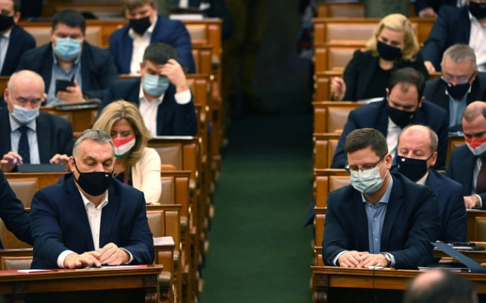 Viktor Orbán and Gergely Gulyás casting their votes in the Parliament on 15 December 2020. Photo: Noémi Bruzák / MTI
