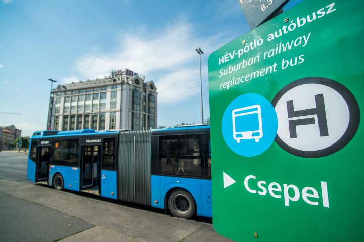 HÉV-pótló autóbusz a Boráros téren 2020. június 13-án – Fotó: Balogh Zoltán / MTI