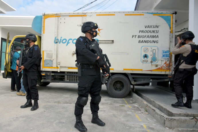 Fegyveres őrök vigyázzák a Sinovac-szállítmányt az indonéziai Pekanbaruban – Fotó: Antara via Reuters