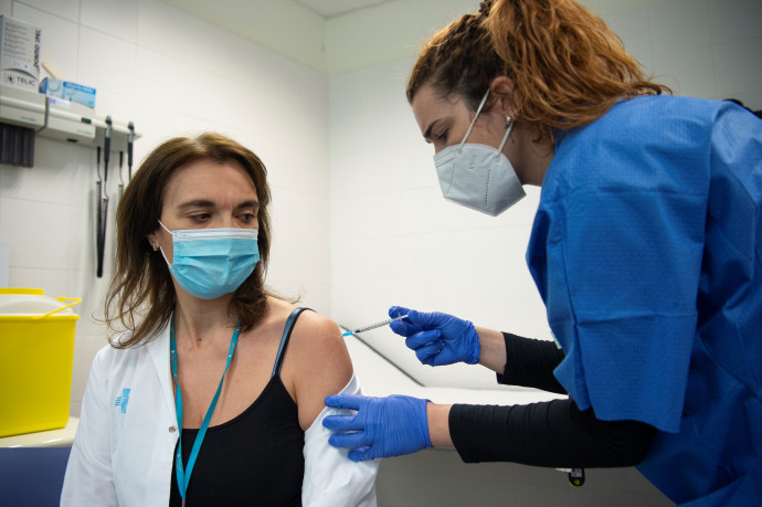Egészségügyi dolgozó kapja meg a védőoltást Barcelonában 2021. január 5-én – Fotó: Josep LAGO / AFP