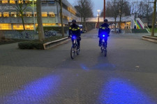 Kék villogót kapnak a biciklis rendőrök Hollandiában