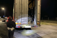 Egy 55 embert szállító kamiont is elfogtak az éjjel a rendőrök