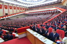 Legalább ötezren ültek együtt maszk nélkül, zárt térben Észak-Koreában egy konferencián