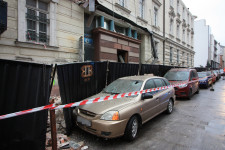 Ráomlott a parkoló autókra a Radetzky-laktanya fala