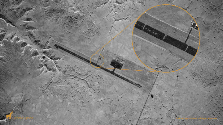 Az etiópiai Tigré-konfliktusban az Aksum repülőtér leszállópályájára ásott árkok – Fotó: Capella Space