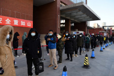 Kínai külügyi szóvivő: Nem csak vízumproblémák akadályozzák a WHO szakértői csoportjának beutazását Kínába