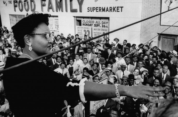 Az ötvenes években rasszista lincselés áldozatául esett Emmett Till édesanyja, Mamie Bradley szólal fel a demonstráló tömeg előtt 1955. szeptemben 1-jén – Fotó: Grey Villet / The LIFE Picture Collection / Getty Images