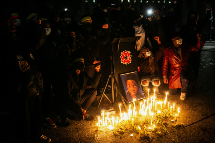 Igazságot követelő tömeg Quawan Charles haláláának ügyében, New Yorkban 2020. december 13-án – Fotó: Karla Ann Cote / NurPhoto / AFP