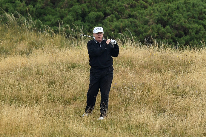 A skót miniszterelnök Trumpnak: Ne gyere ide golfozni, inkább maradj otthon, és kezdj el kiköltözni a Fehér Házból!