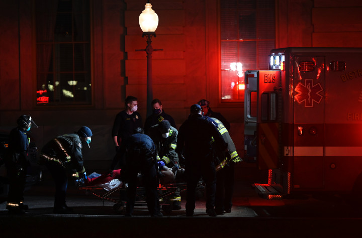 Fotó: Egy sérültet próbálnak újraéleszteni a mentősök – Fotó: Andrew Caballero-Reynolds / AFP