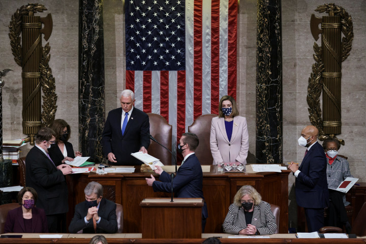 Mike Pence és Nancy Pelosi házelnök a szenátus és a képviselőház összevont ülésén 2020. december 7-én – Fotó: J. Scott Applewhite / Pool / REUTERS
