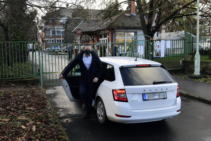 Sára Botond fővárosi kormánymegbízott a Fővárosi Önkormányzat Pesti úti Idősek Otthonához érkezik 2021. január 7-én – Fotó: Koszticsák Szilárd / MTI