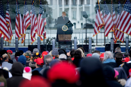 Donald Trump beszéde a Fehér Háznál, és a Trump beszédéről érkező tüntetők a Capitolium előtt 2021. január 6-án – Fotó: Brendan Smialowski / AFP – Samuel Corum / Getty Images / AFP