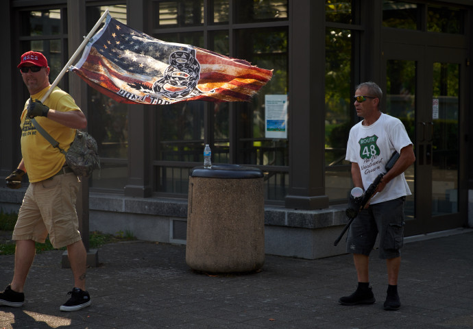 A paintball fegyver egy antifa tüntetők ellen vonuló férfi kezében is feltűnik az alt-right Patriot Prayer és Proud Boys csoportok által szervezett tüntetésen 2020. szeptemberében Salem városában – Fotó: Allison Dinner / AFP