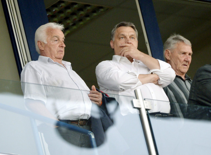 Orbán Viktor és édesapja, Orbán Győző a Ferencváros – Videoton FC focimeccset nézi a székesfehérvári Sóstói Stadion VIP-páholyában 2013-ban.Fotó: Beliczay László / MTI