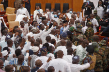 A hadsereg tett rendet a ghánai parlamentben, miután összeverekedtek a képviselők az ellenzéki házelnök megválasztása miatt