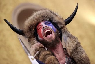 A Jamiroquai énekese tagadta, hogy ő lenne a viking sapkás férfi a Capitoliumot megtámadó tüntetők között