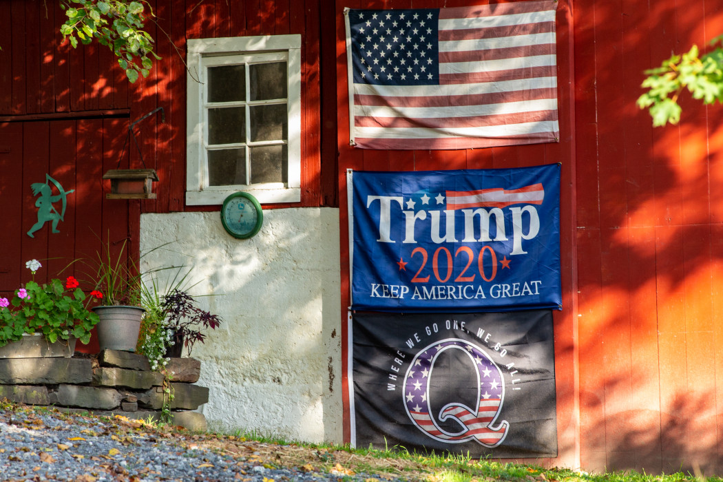 Zászlók egy ház falán Pennsylvaniában 2020. október 20-án – Fotó: Paul Weaver / Pacific Press / LightRocket / Getty Images