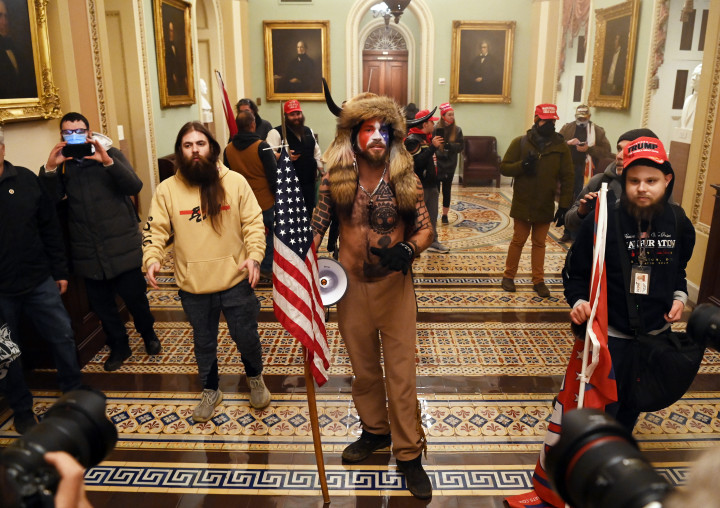 A QAnon sámánként emlegetett Jake Angelit a Capitoliumban 2021. január 6-án – Fotó: Saul Loeb / AFP