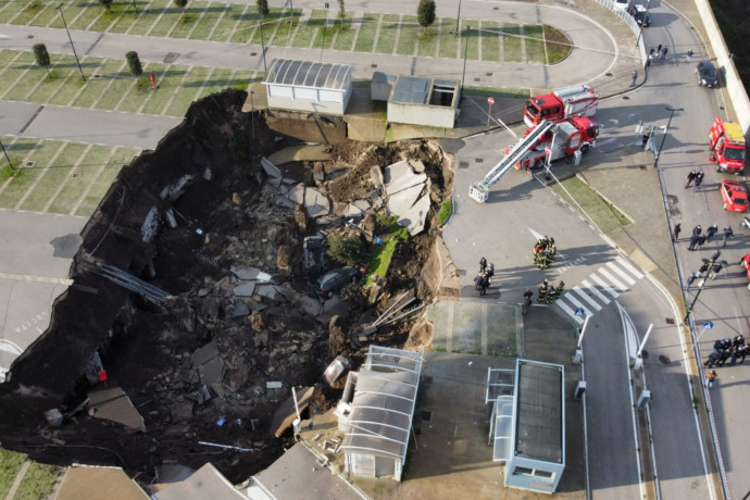 Megnyílt a föld egy olaszországi kórház parkolójában