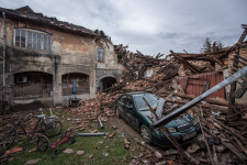 Ötven lakókonténerrel segít a Mol a petrinjai földrengés károsultjain