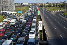 Fél éve gigadugókkal kergeti őrületbe Afrika legnépesebb városát egy hídfelújítás