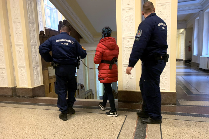 Rendőrök kísérik a nőt a Budai Központi Kerületi Bíróságon 2020. január 8-án – Fotó: Pintér Luca / Telex