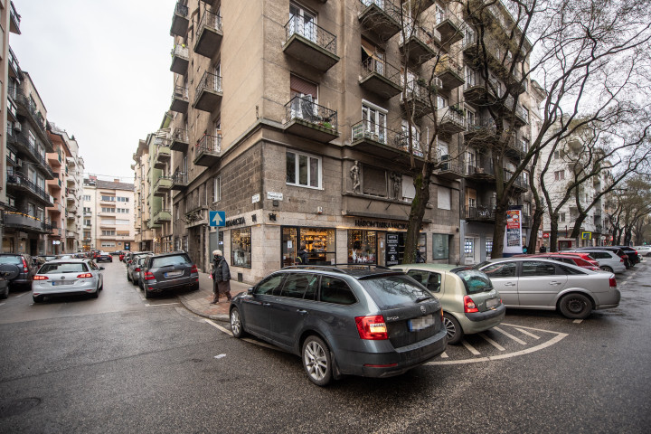 Szabálytalanul zsúfolódó autók a XIII. kerületben – Fotó: Bődey János / Telex