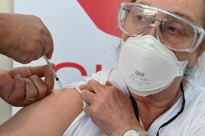 Az első eredmények alapján a brit és a dél-afrikai variánsok ellen is hatásos lehet a Pfizer vakcinája