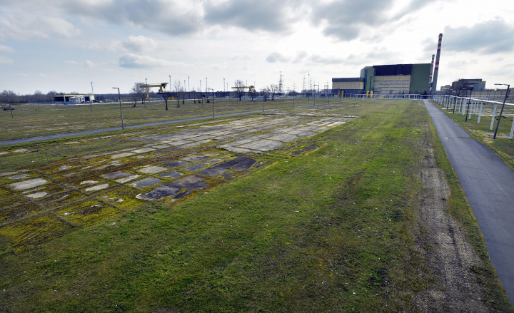 A Paks II. beruházás helyszíne, háttérben az atomerőmű 2014. február 24-én – Fotó: Máthé Zoltán / MTI