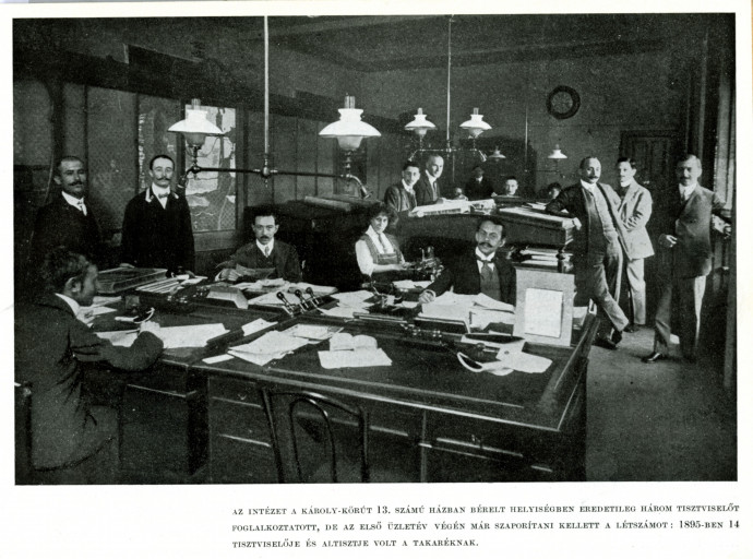 Az Erzsébetvárosi Takarékpénztár egyetlen női alkalmazottja, 1895. Forrás: Budapest-képarchívum, OTPédia