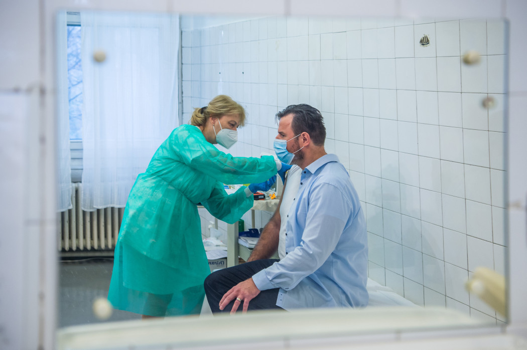 Egy dolgozó megkapja a Pfizer-BioNTech koronavírus elleni védőoltását a fővárosi Szent János Kórház Kútvölgyi tömbjében 2021. január 5-én – Fotó: Balogh Zoltán / MTI