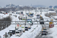 Több mint ezer autó rekedt az autópályán Japánban a heves havazás miatt