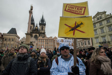 A koronaterror ellen tüntettek Prágában